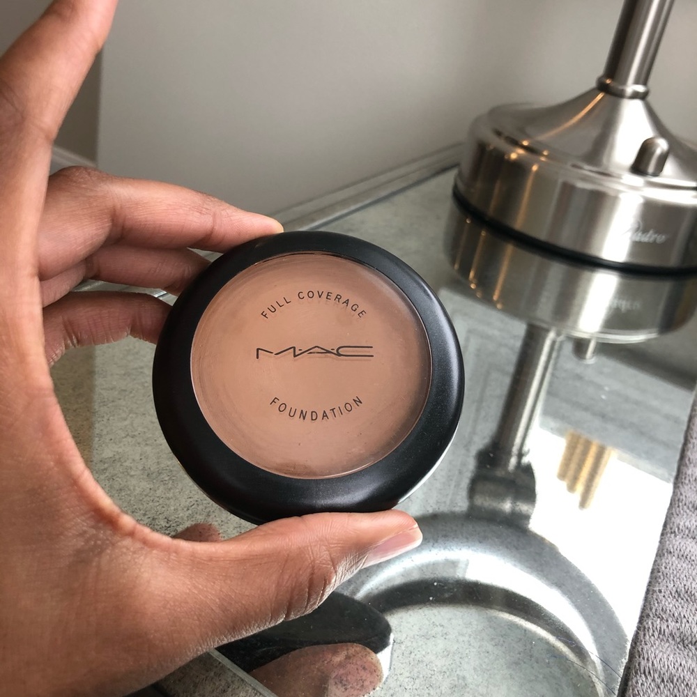 Used MAC Cosmetics Full Coverage Foundation: NW40